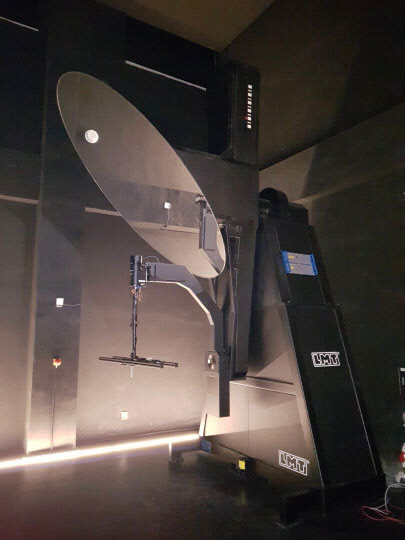 LED 조명시스템 전문기업 케이케이디씨(KKDC, 대표 추건국)가 독일로부터 미러형 광측정기를 도입해 가동하기 시작했다고 지난달 31일 밝혔다. 케이케이디씨는 지난해 11월 서울 강서구 마곡연구단지에 지상 7층, 지하 2층 규모의 R&D센터를 완공하고 본격적인 조명 연구 및 개발역량을 집중하고 있다. 그동안 시험 운영을 통해 측정 프로세스 구축과 장비 안정화를 마치고 2월부터는 해외 고객들에게 필요한 광측정 데이터를 제공하는 인프라를 가동한다. 이번에 도입해 가동에 들어간 광측정기는 독일 LMT사의 제품(GO-DS 2000)이다. LMT 배광측정기3.  케이케이디씨 제공